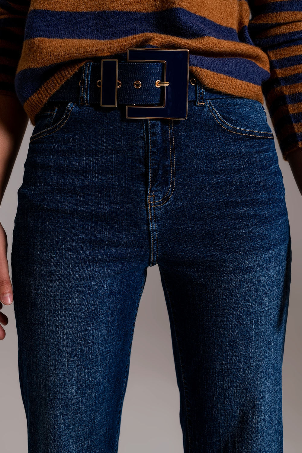 Jeans à jambes larges avec détail d'ourlet en lavage foncé