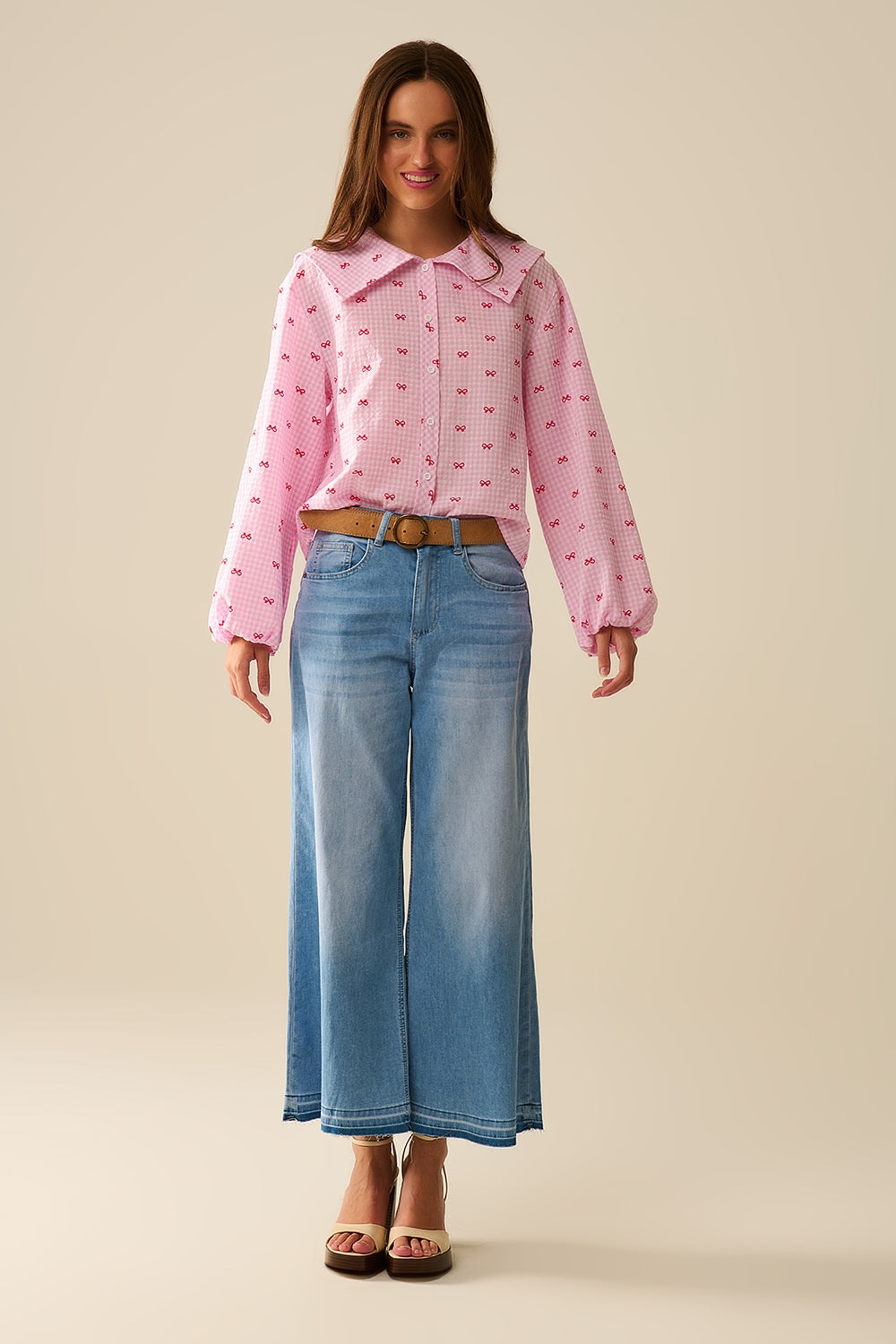 Jeans à jambes larges et chevilles avec délavage clair