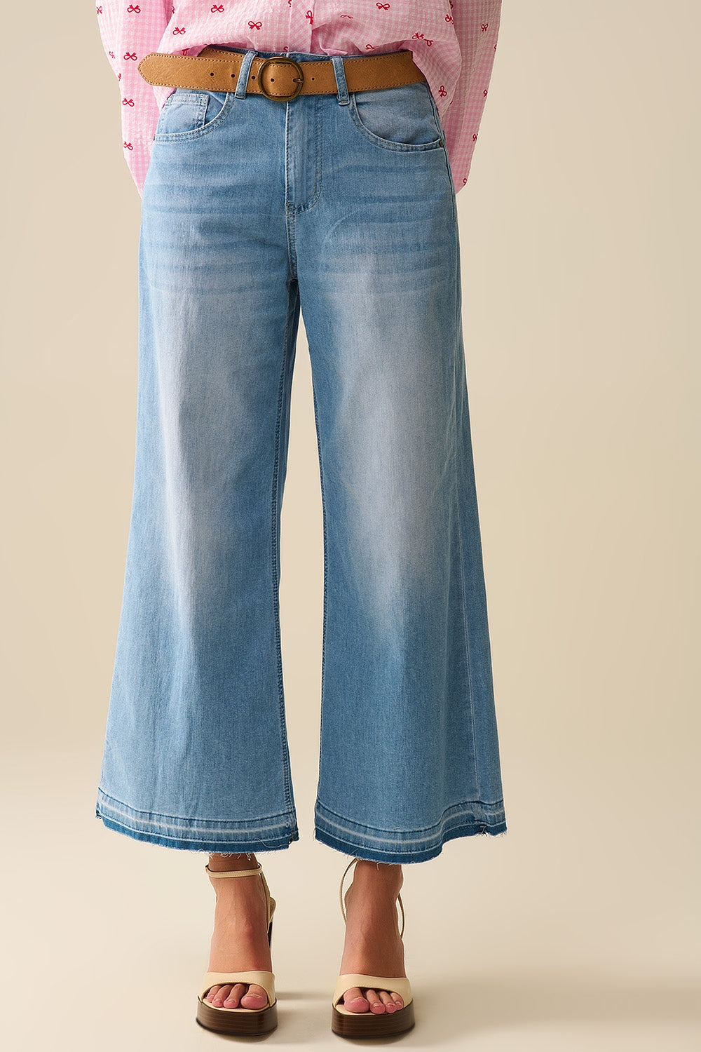 Jeans à jambes larges et chevilles avec délavage clair