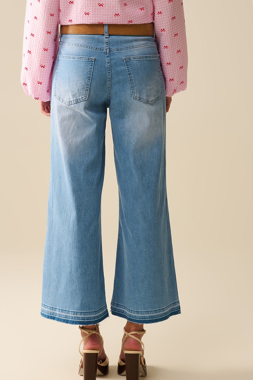 Jeans à jambes larges et chevilles avec délavage clair