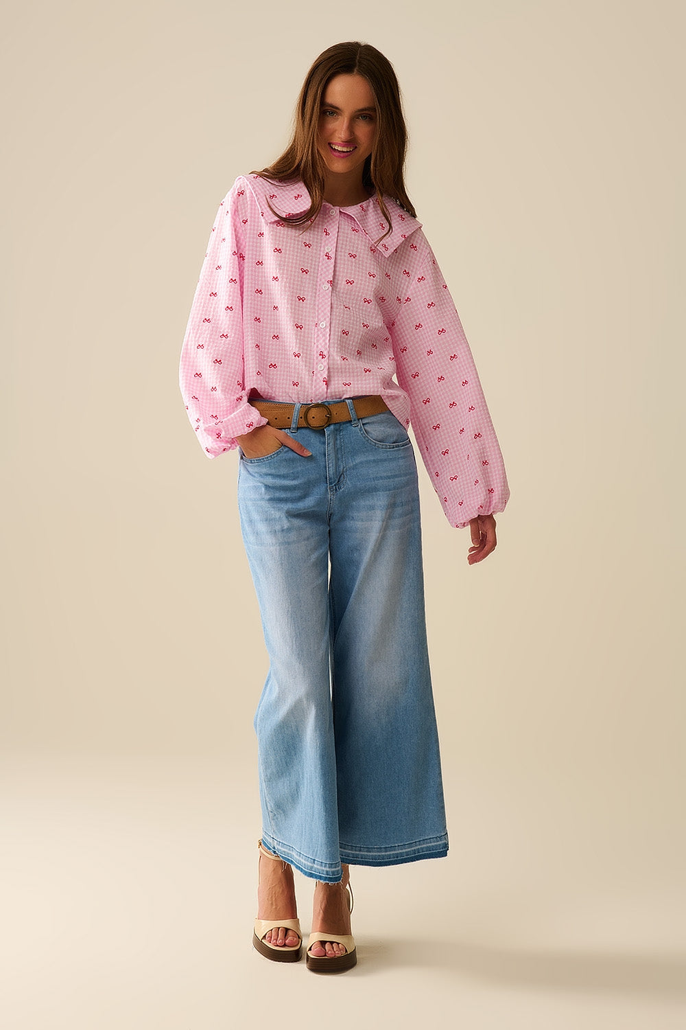Jeans à jambes larges et chevilles avec délavage clair