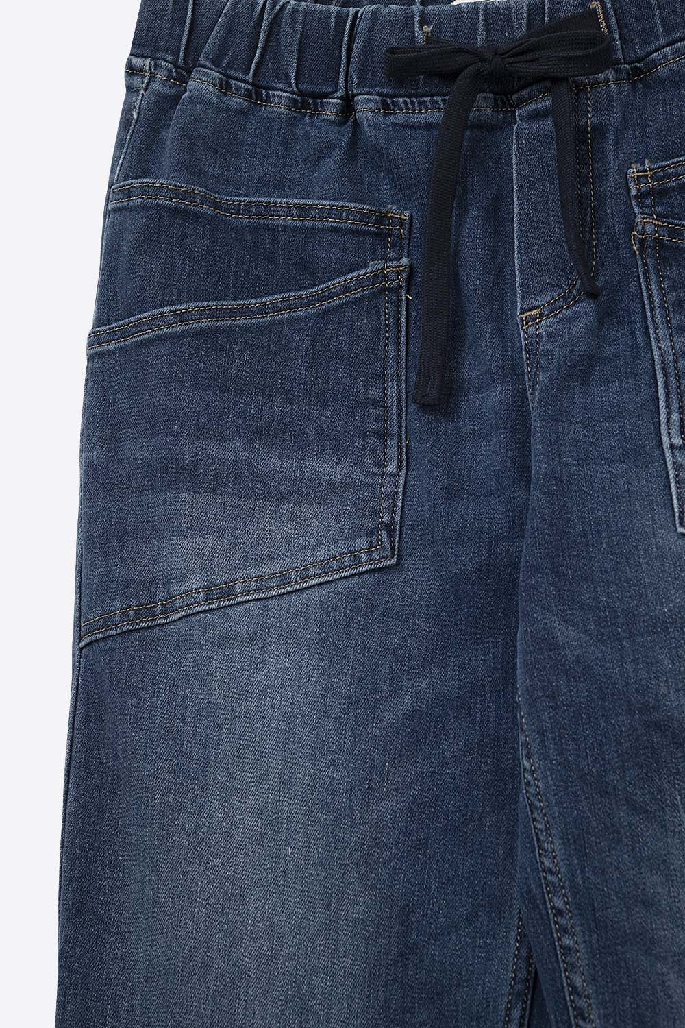 Jeans à la coupe décontractée avec poches avant et lien à la taille