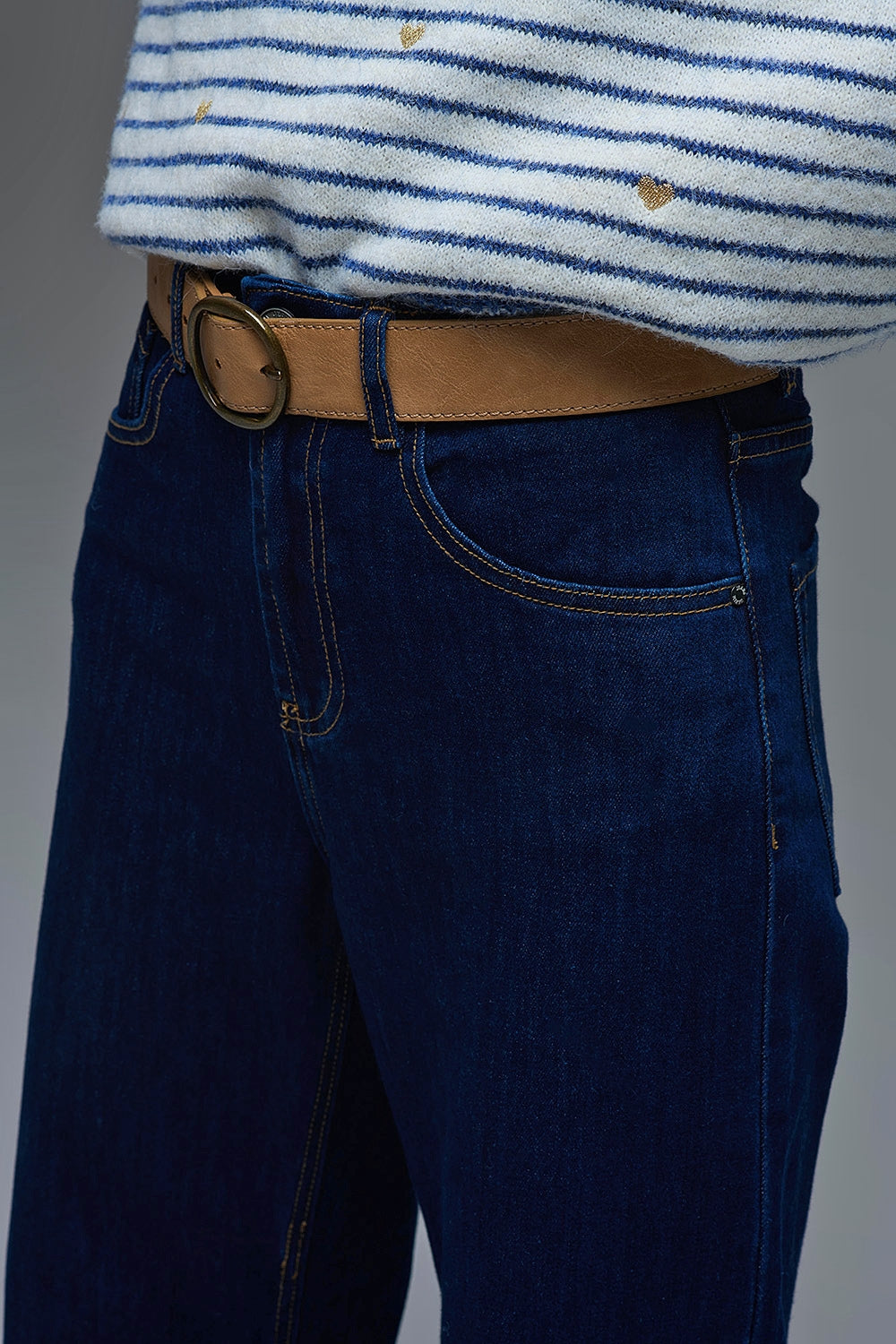 Jeans à taille haute bleu foncé à jambe large et ourlets repliés