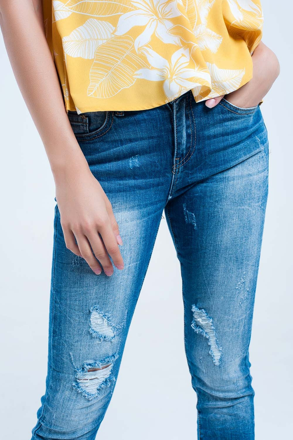 Jeans ajustés Lavage moyen avec déchirures