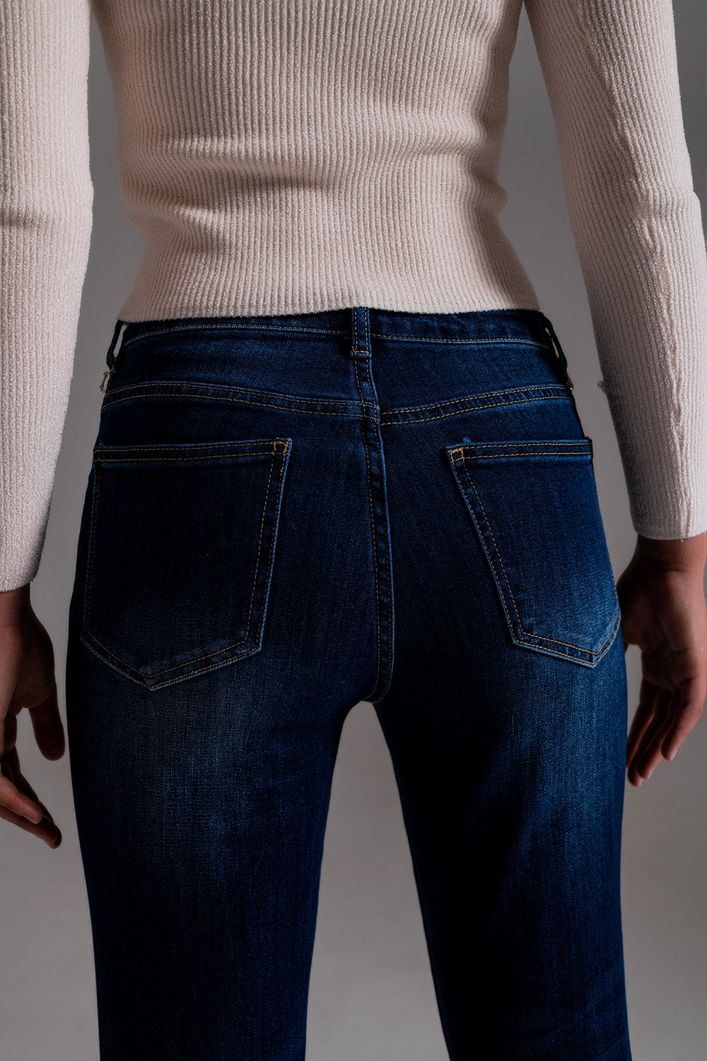 Jeans avec franges strass sur les poches en lavage foncé