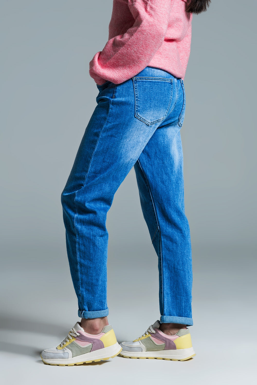 Jeans Basic Mom Fit en délavage moyen avec pinces aux genoux