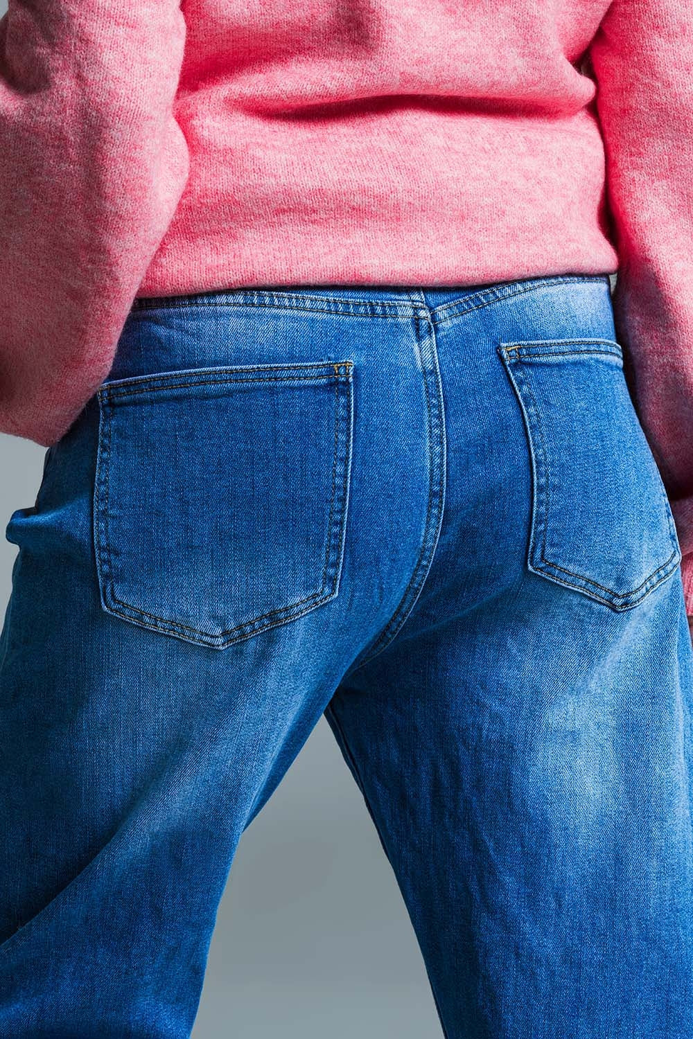Jeans Basic Mom Fit en délavage moyen avec pinces aux genoux