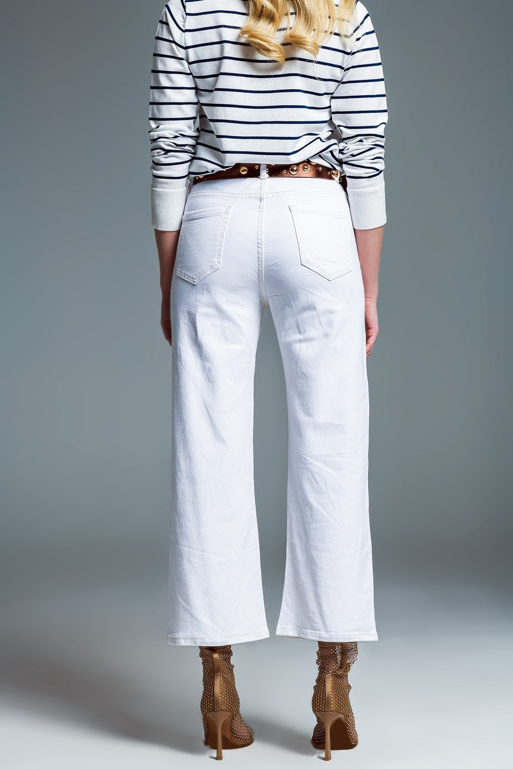 Jeans blanc à jambe large avec finition métallique en or