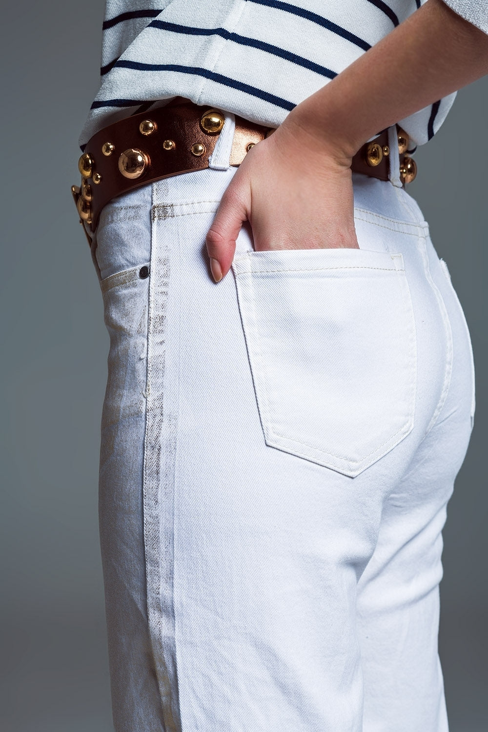 Jeans blanc à jambe large avec finition métallique en or