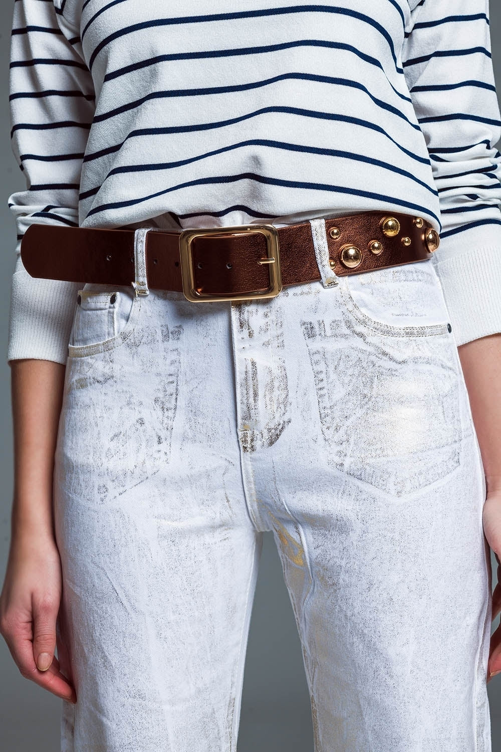 Jeans blanc à jambe large avec finition métallique en or