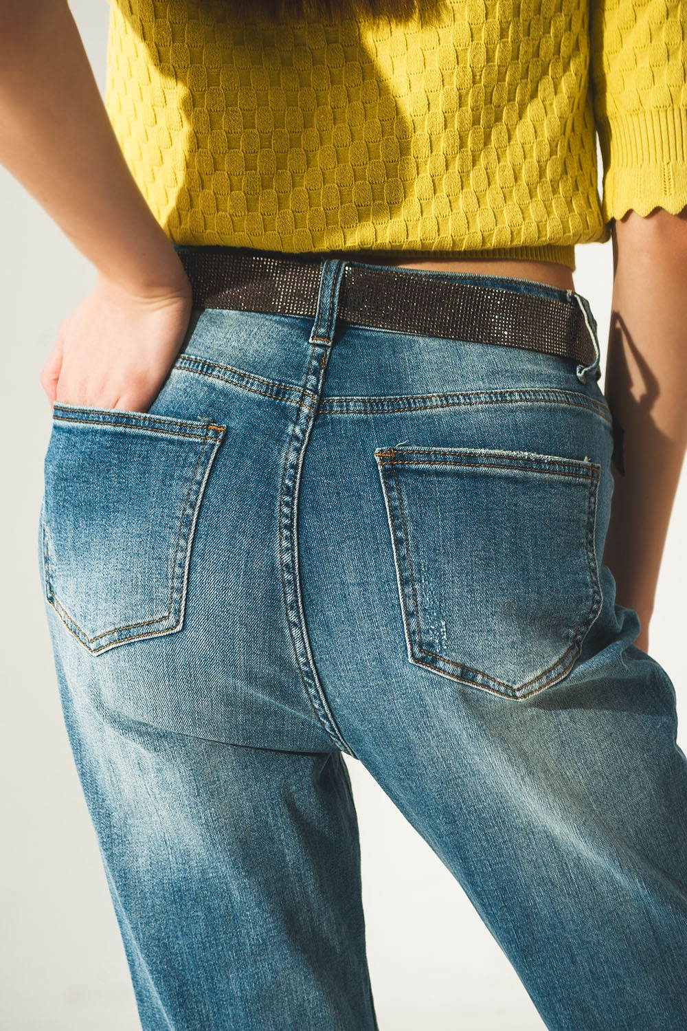 Jeans bleu clair look usé avec coupe droite