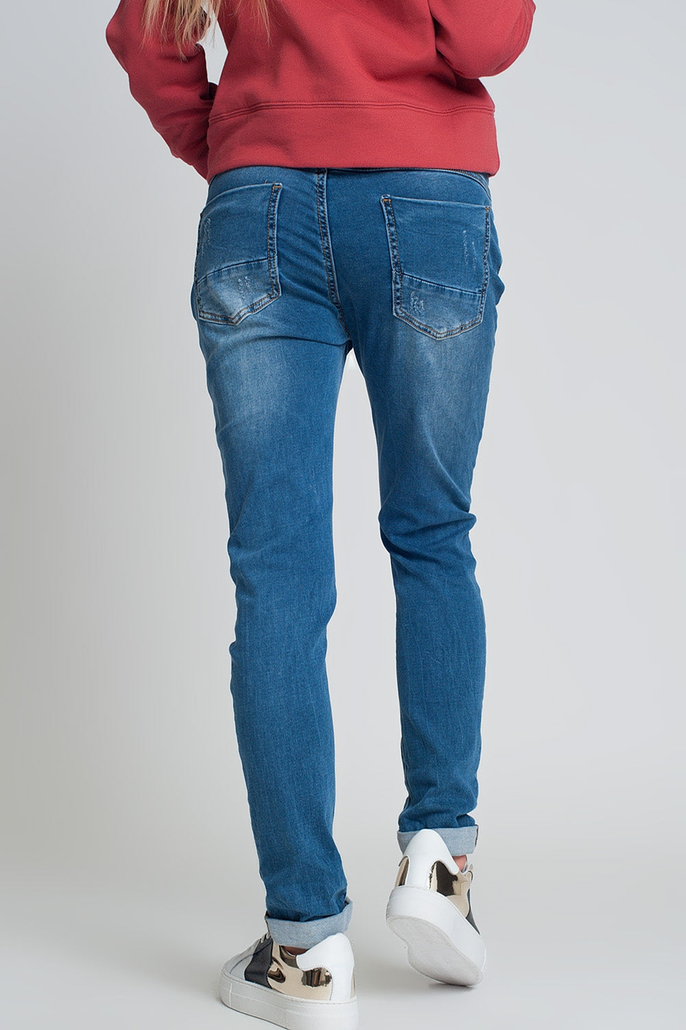 Jeans bleu du boyfriend en détresse