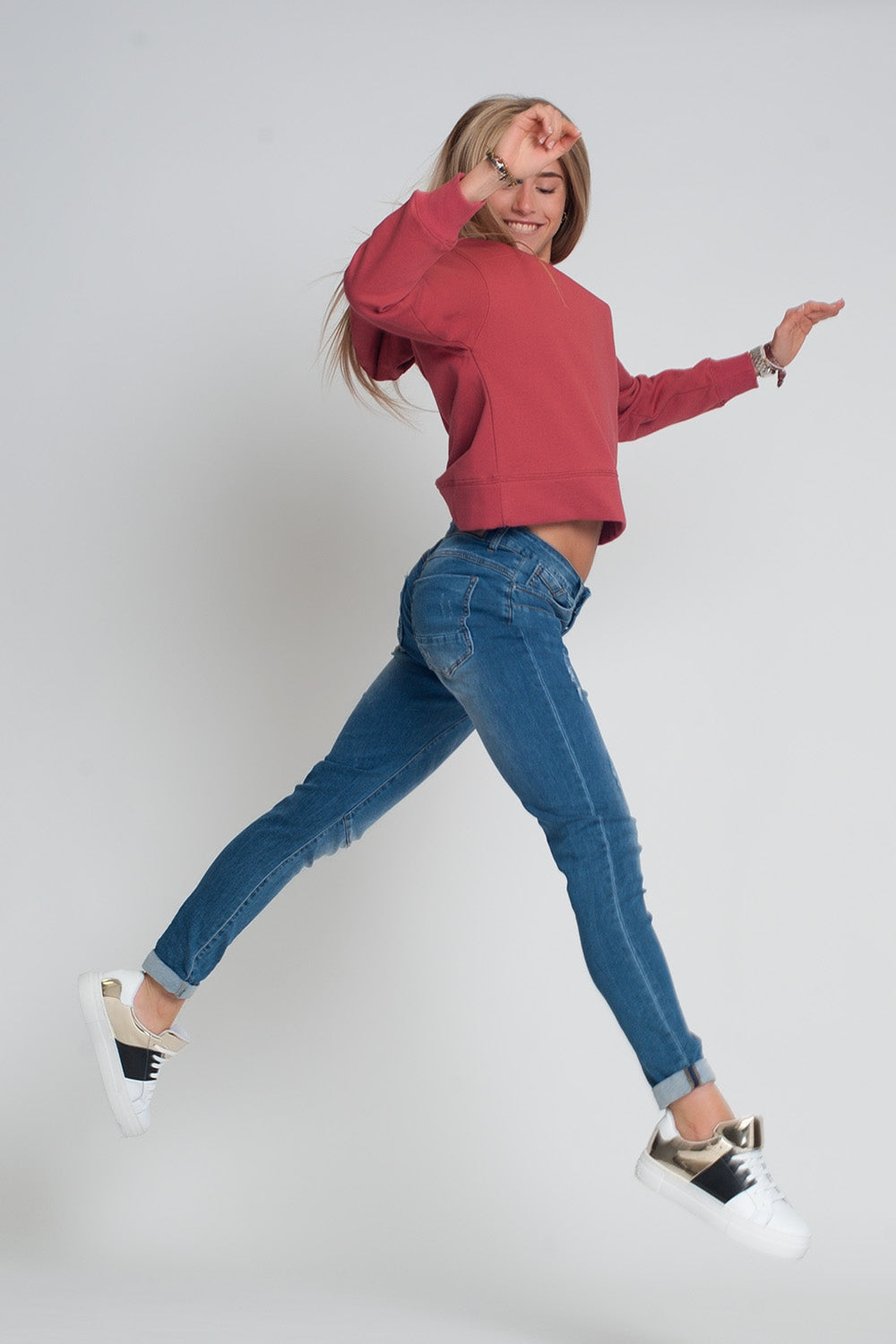 Jeans bleu du boyfriend en détresse