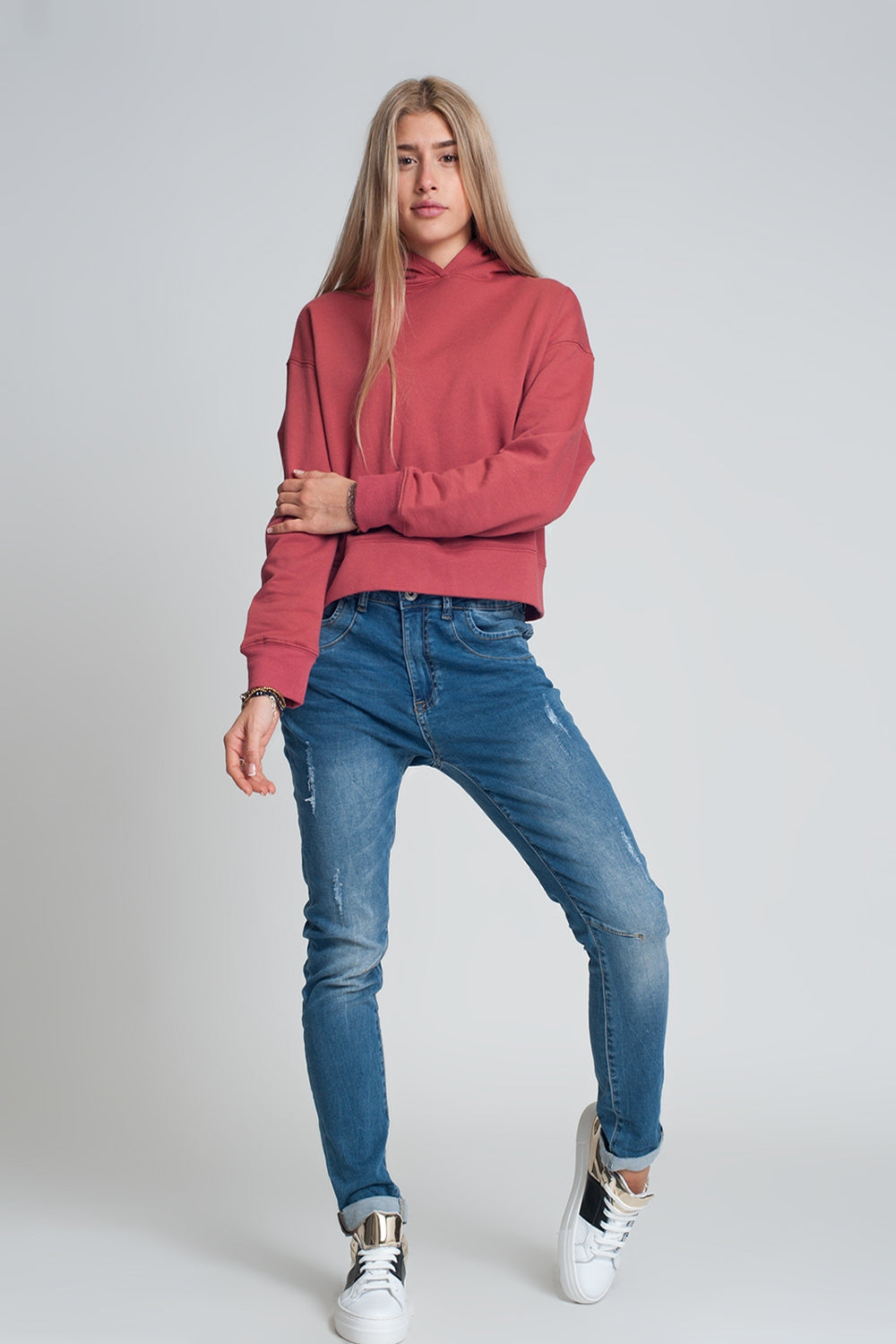 Jeans bleu du boyfriend en détresse