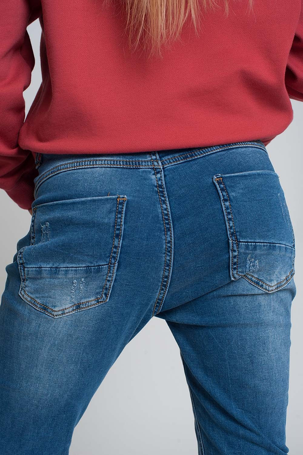 Jeans bleu du boyfriend en détresse