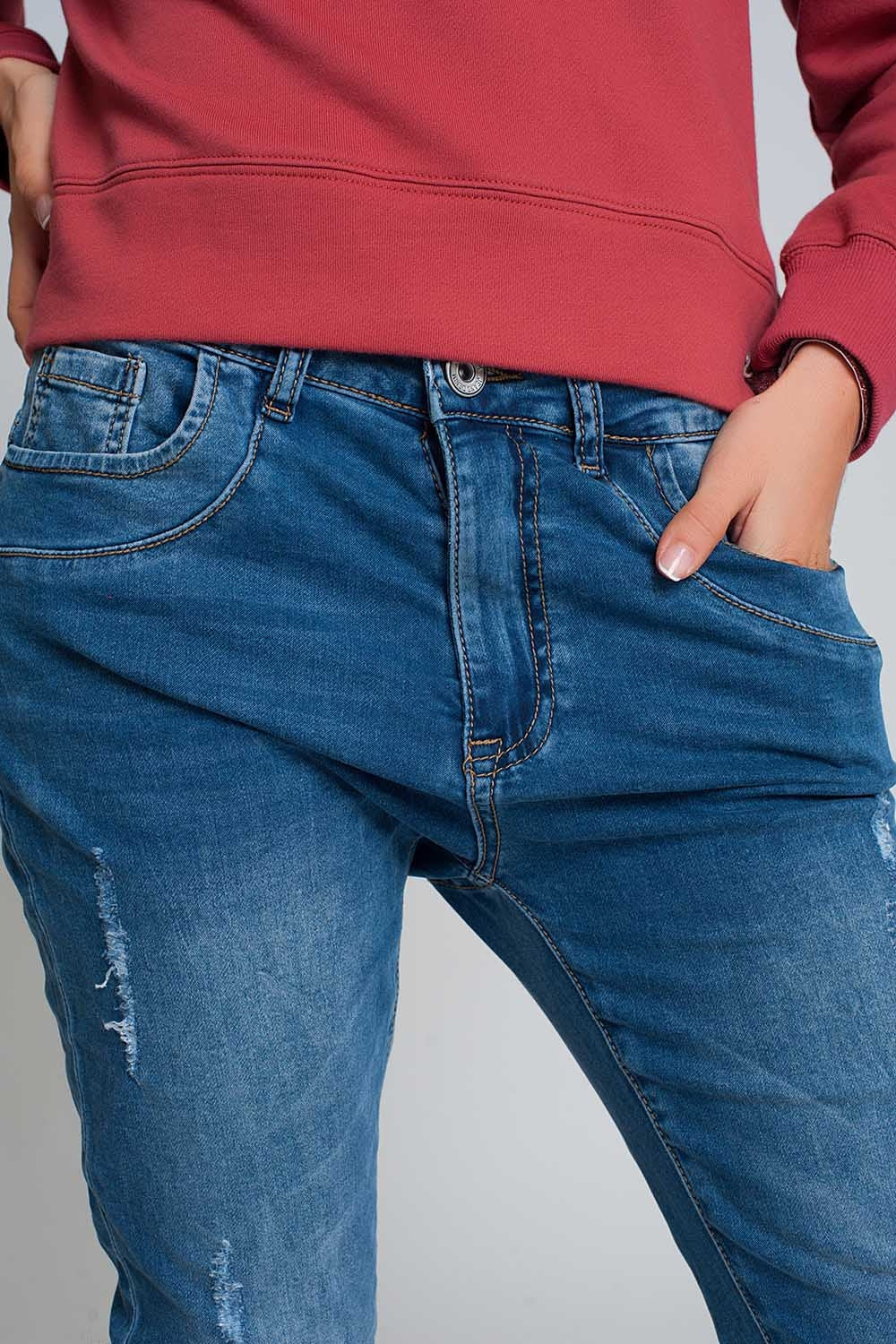 Jeans bleu du boyfriend en détresse
