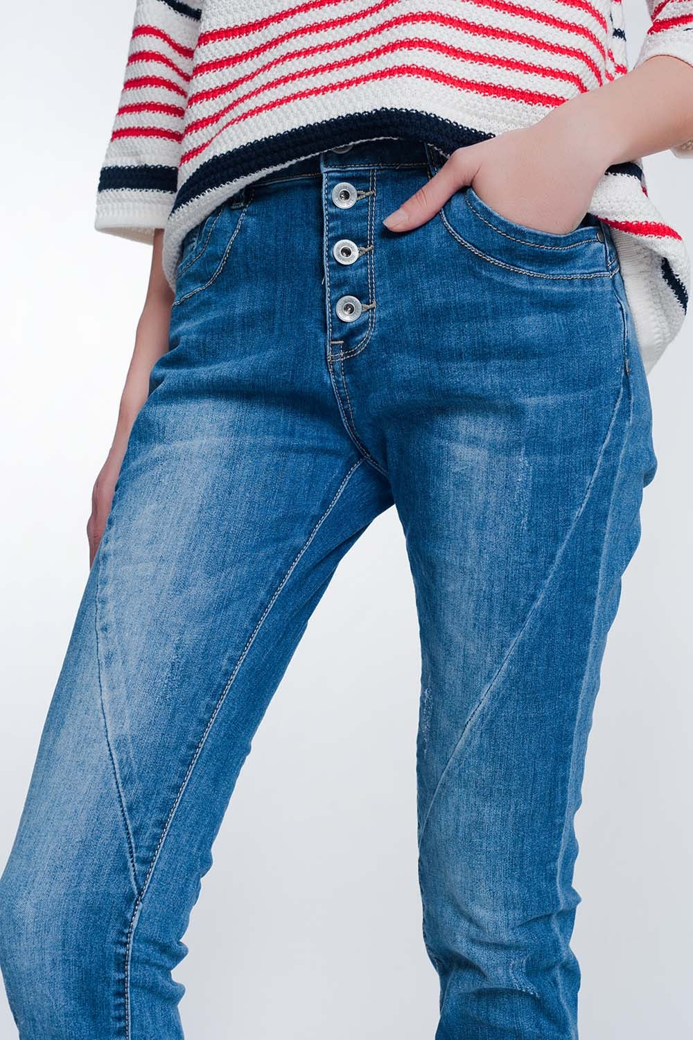 Jeans boyfriend avec boutons et lavés à moyenne moyenne