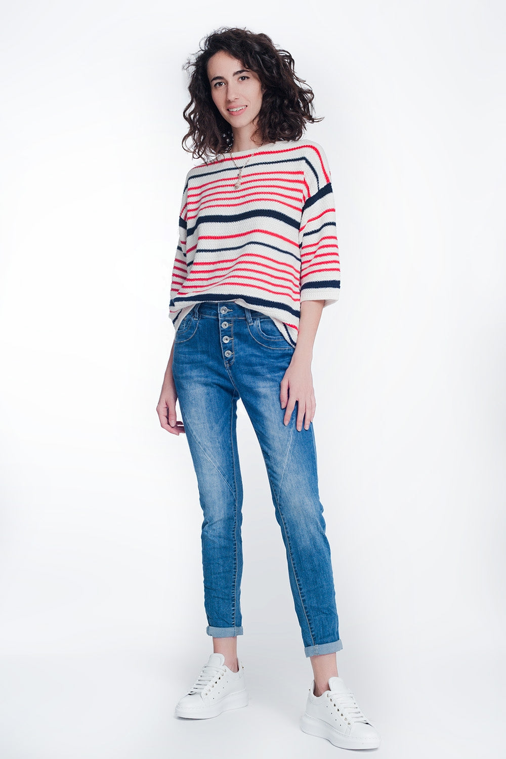 Jeans boyfriend avec boutons et lavés à moyenne moyenne