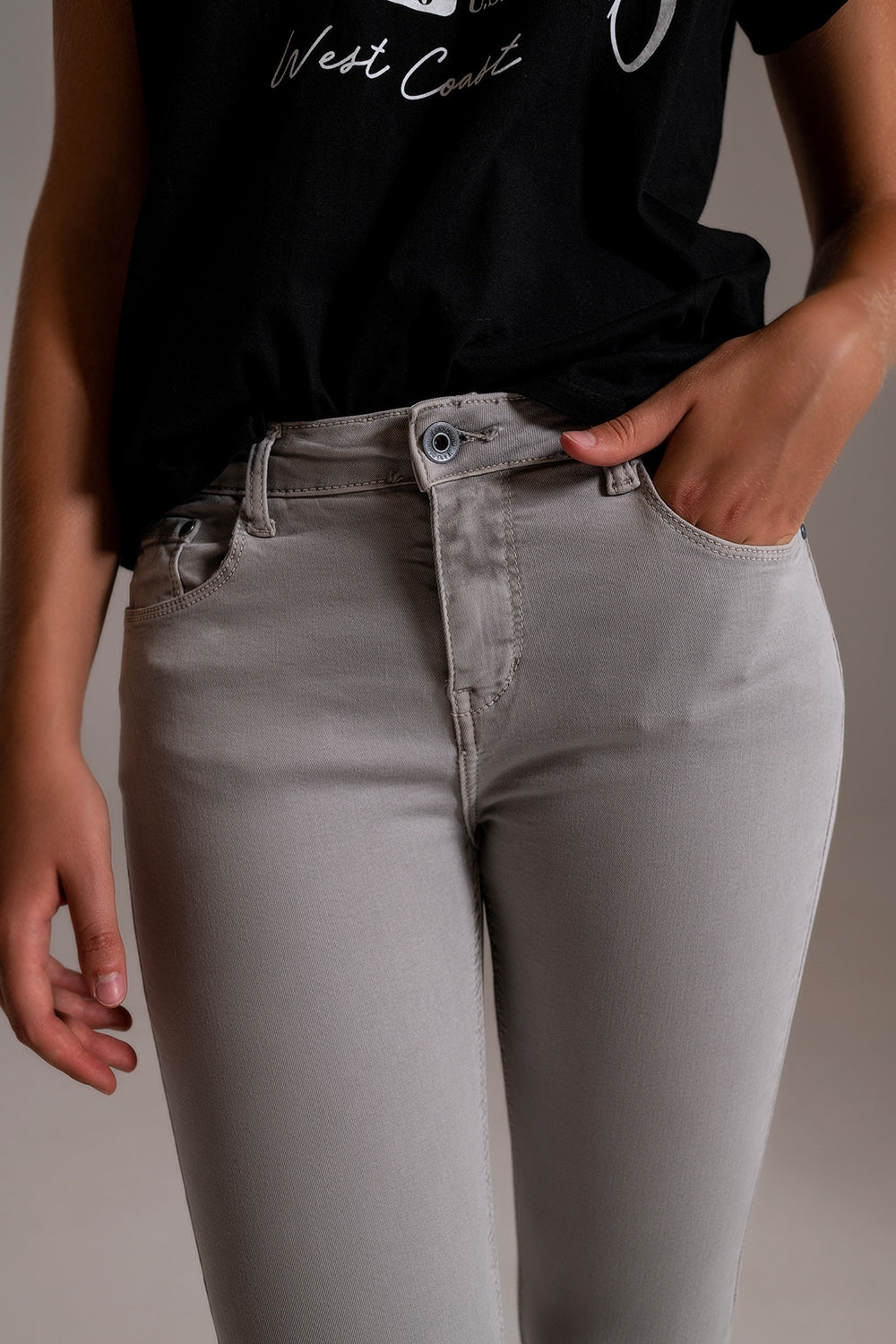 Jeans cheville gris clair avec plis doux