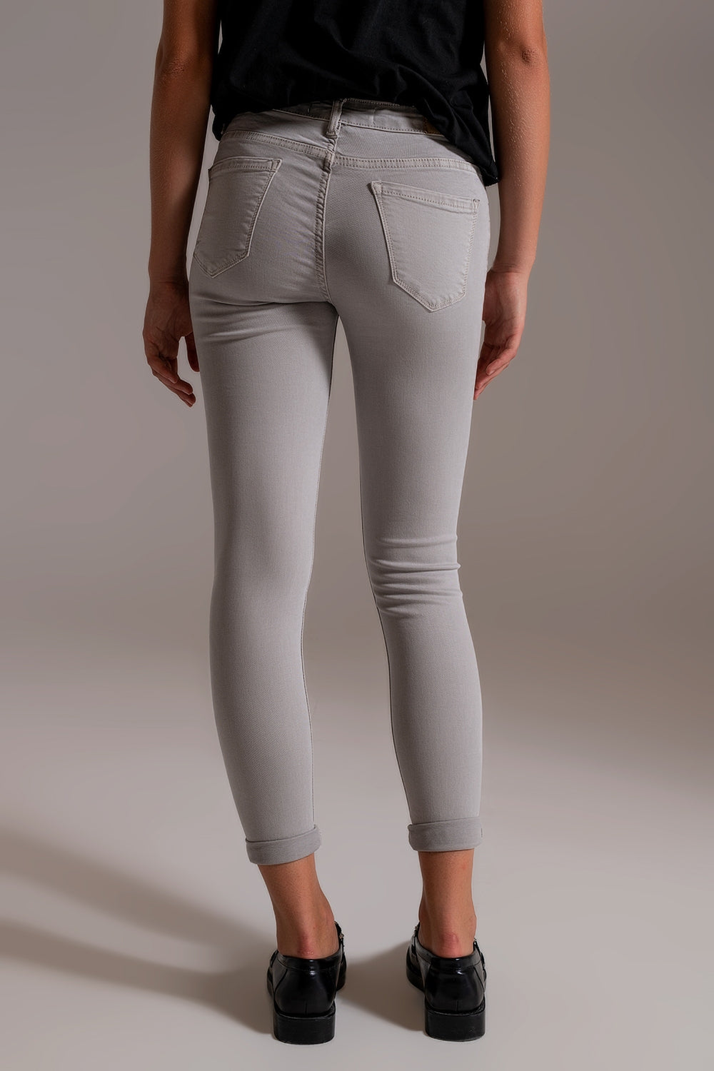 Jeans cheville gris clair avec plis doux
