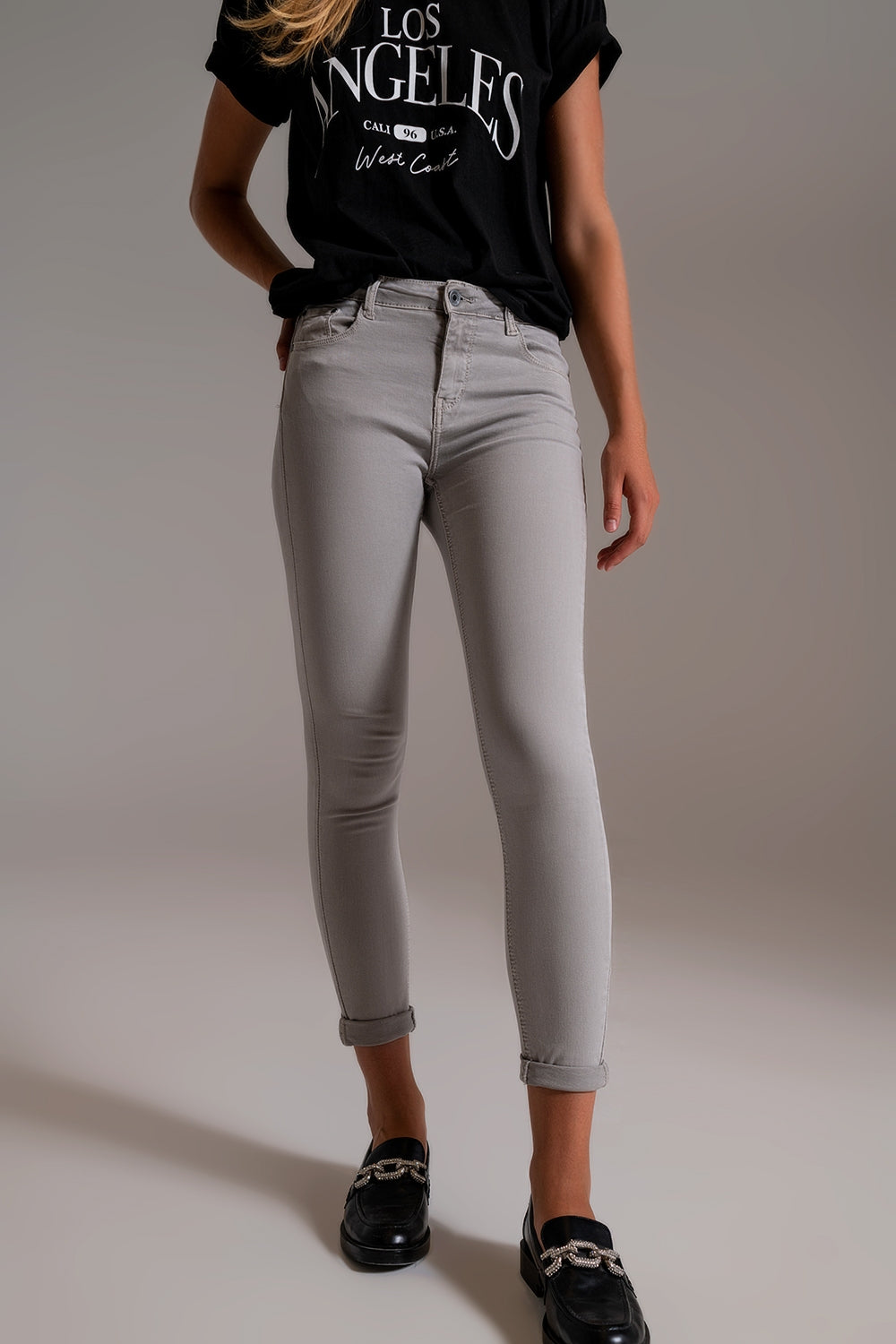 Jeans cheville gris clair avec plis doux