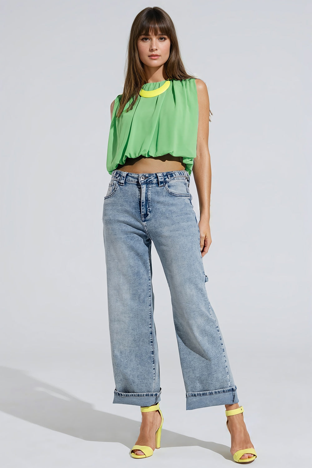 Jeans décolorés de style cargo avec des détails de sangles à la taille en forme de ceinture