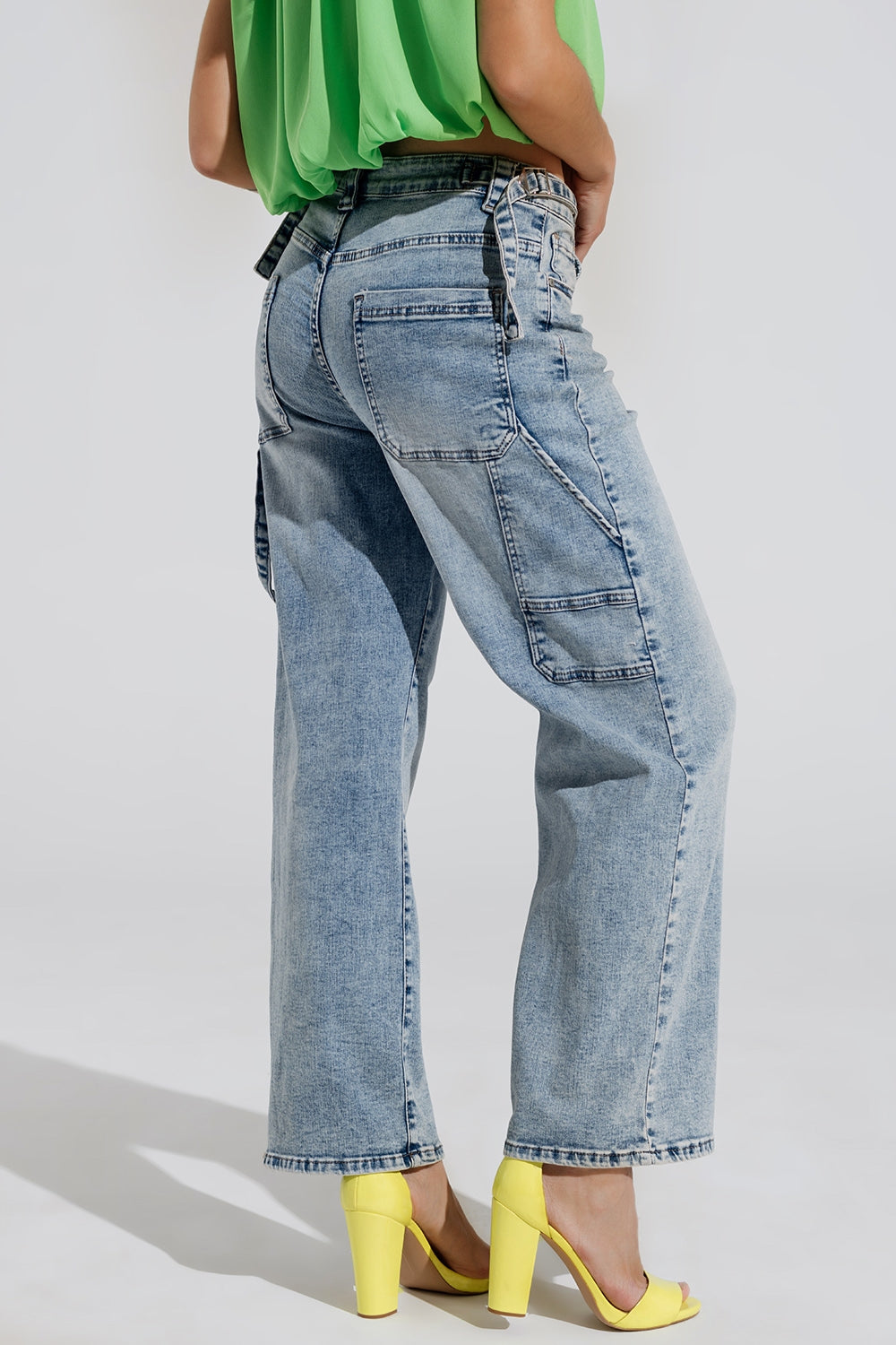 Jeans décolorés de style cargo avec des détails de sangles à la taille en forme de ceinture