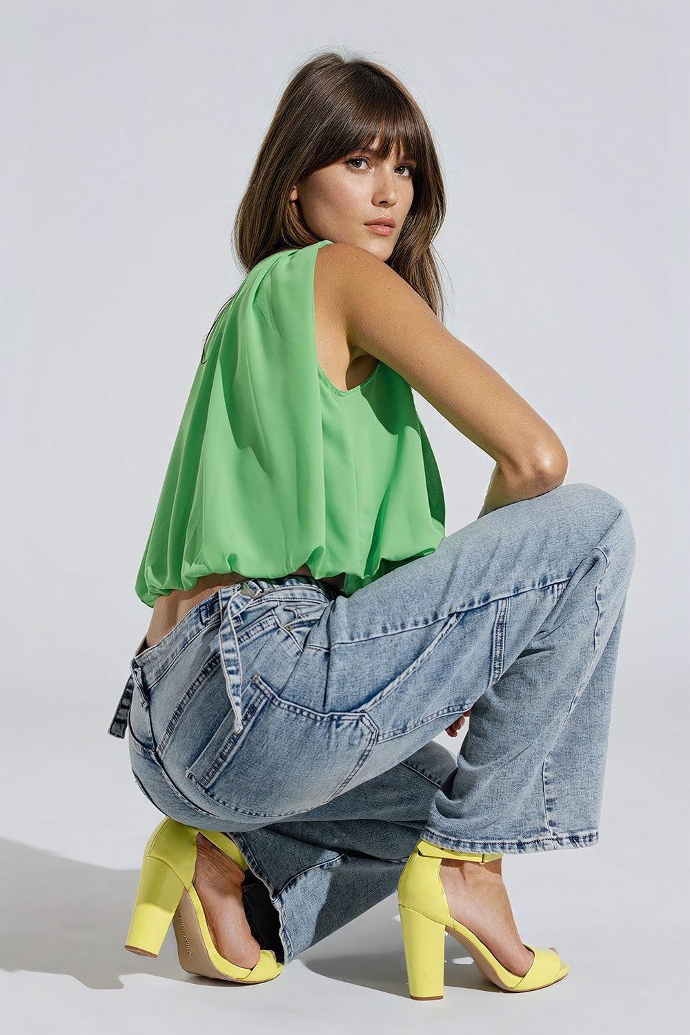 Jeans décolorés de style cargo avec des détails de sangles à la taille en forme de ceinture