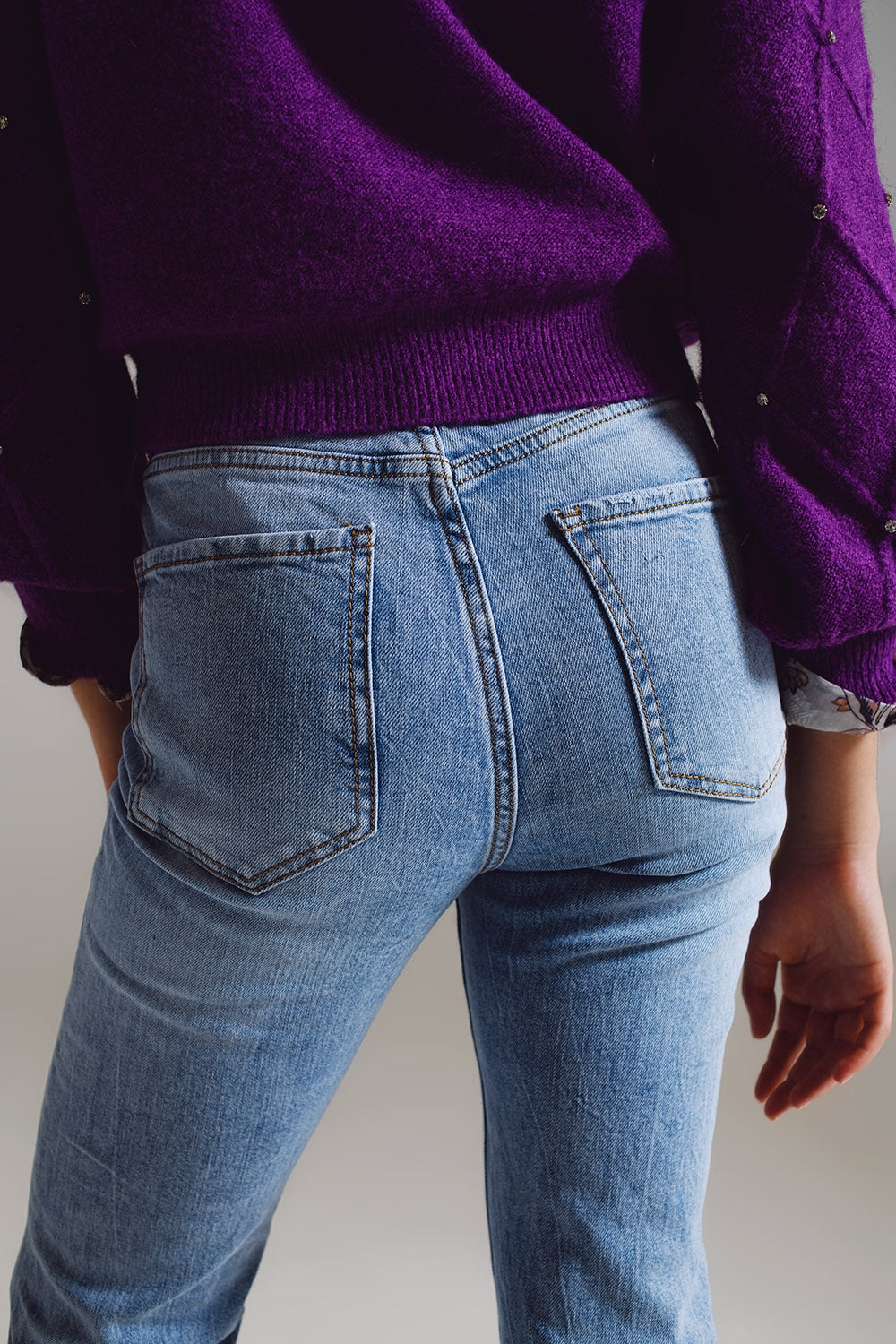 Jeans droits avec ourlet usé en bleu clair