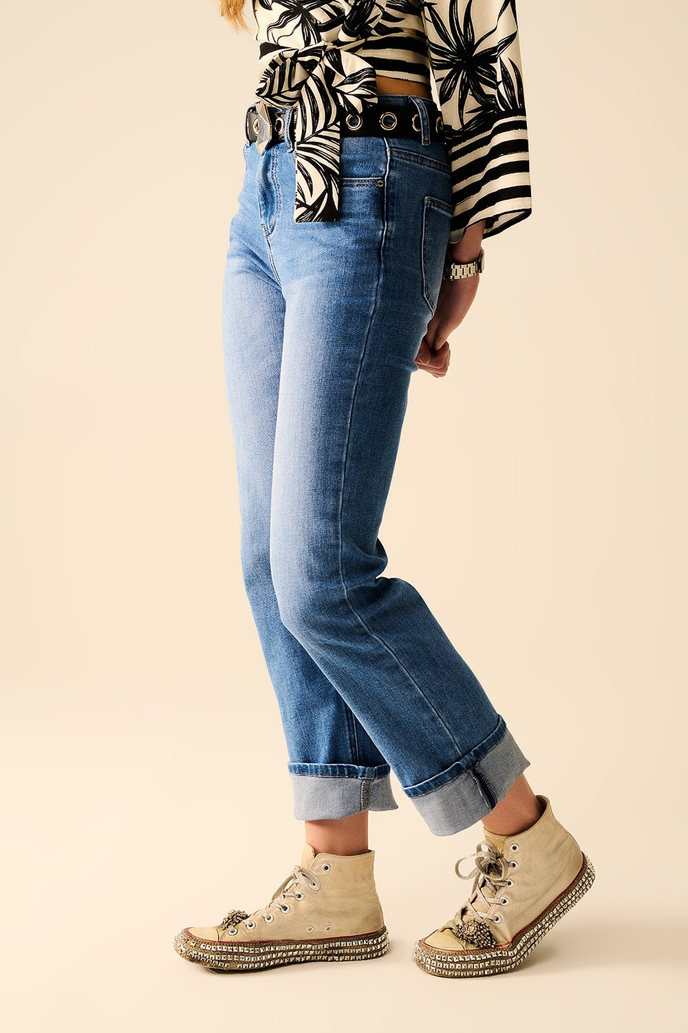 Jeans élastiques en denim à ourlet droit en lavage moyen