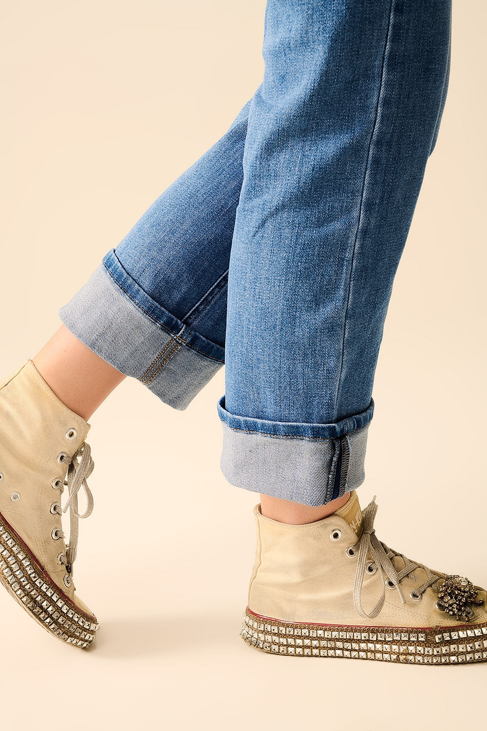 Jeans élastiques en denim à ourlet droit en lavage moyen