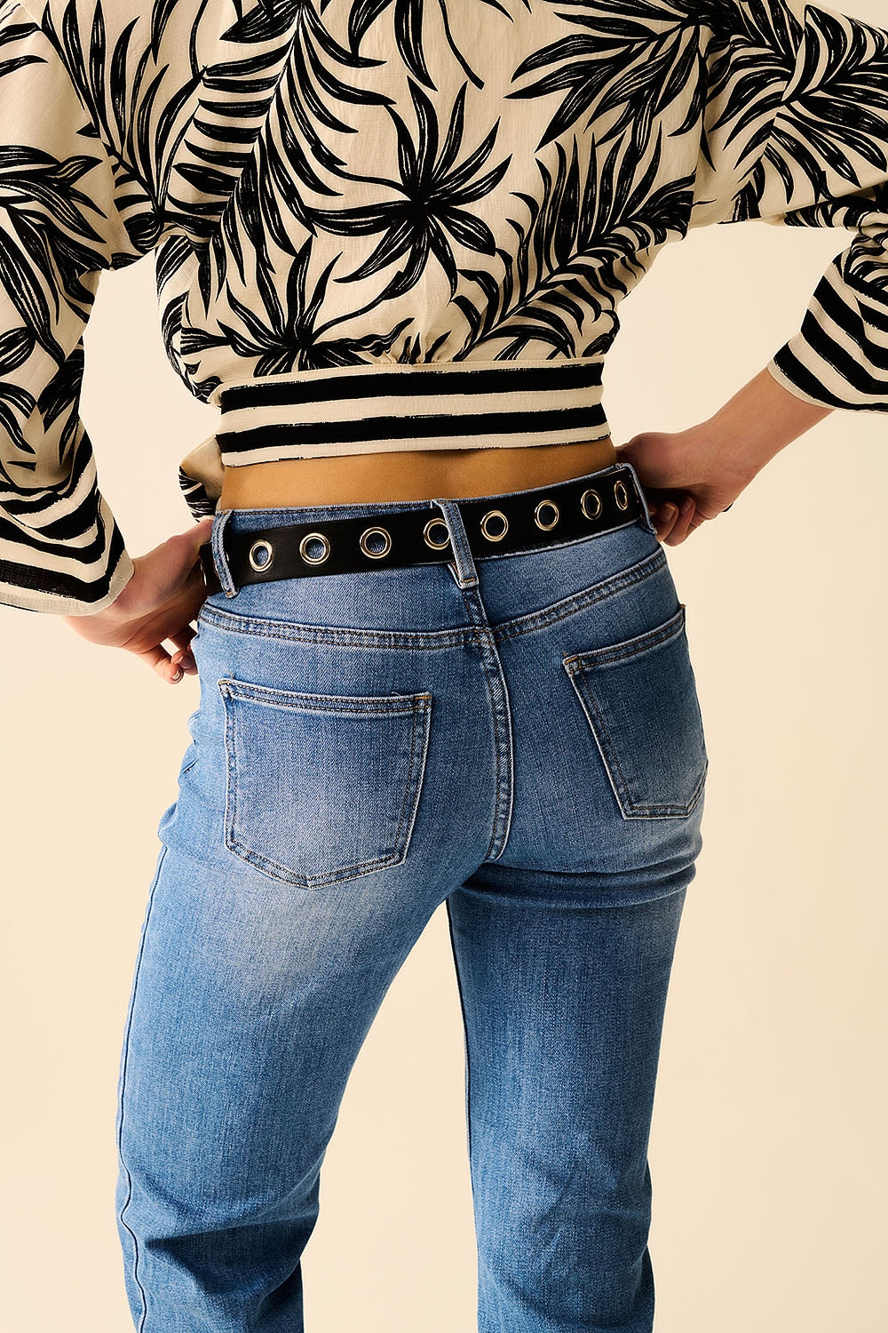 Jeans élastiques en denim à ourlet droit en lavage moyen