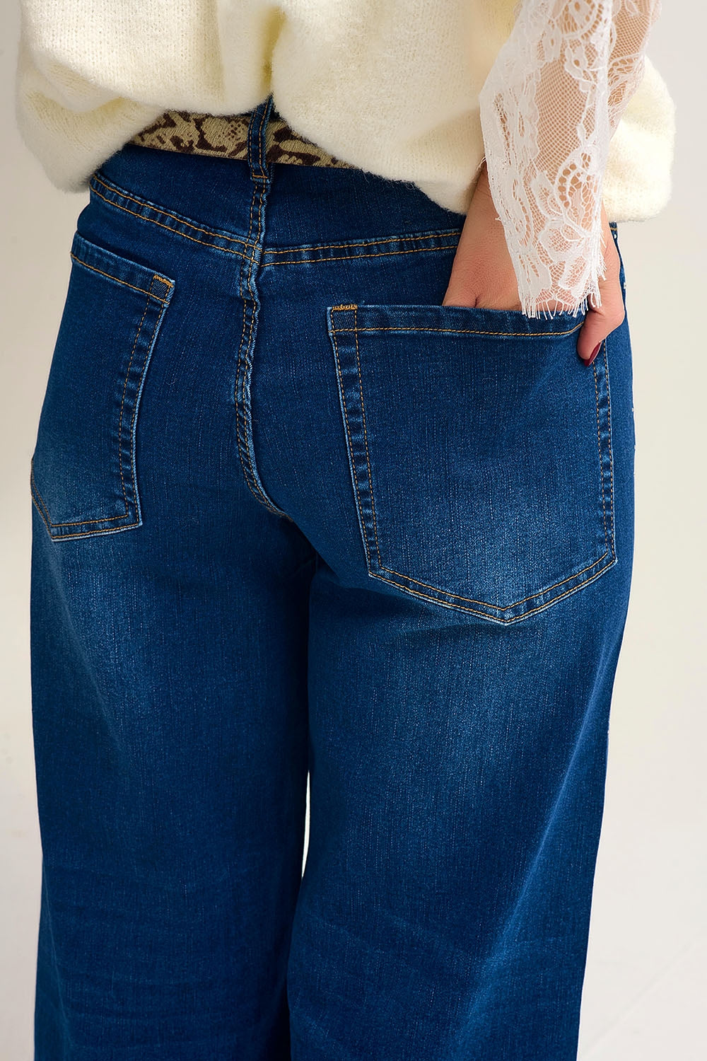 Jeans en denim à jambe large avec détails en strass sur le devant