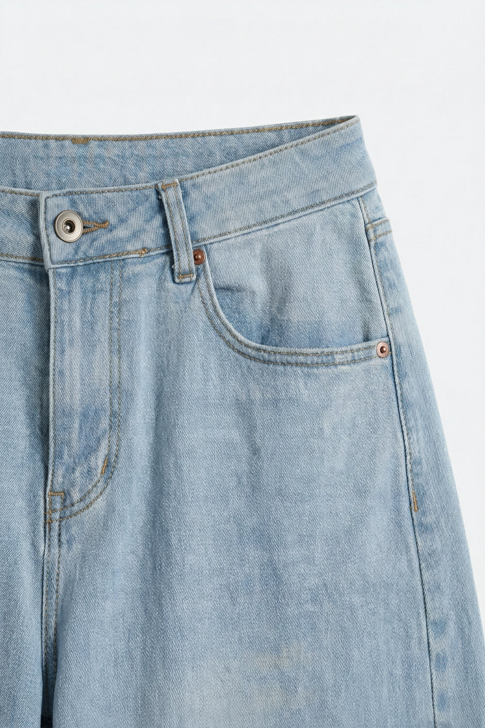 Jeans en denim bleu clair à jambes larges avec tissu léger