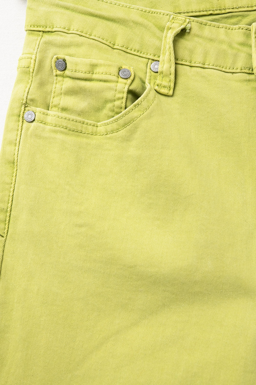 Jeans évasés avec bord brut en couleur citron vert