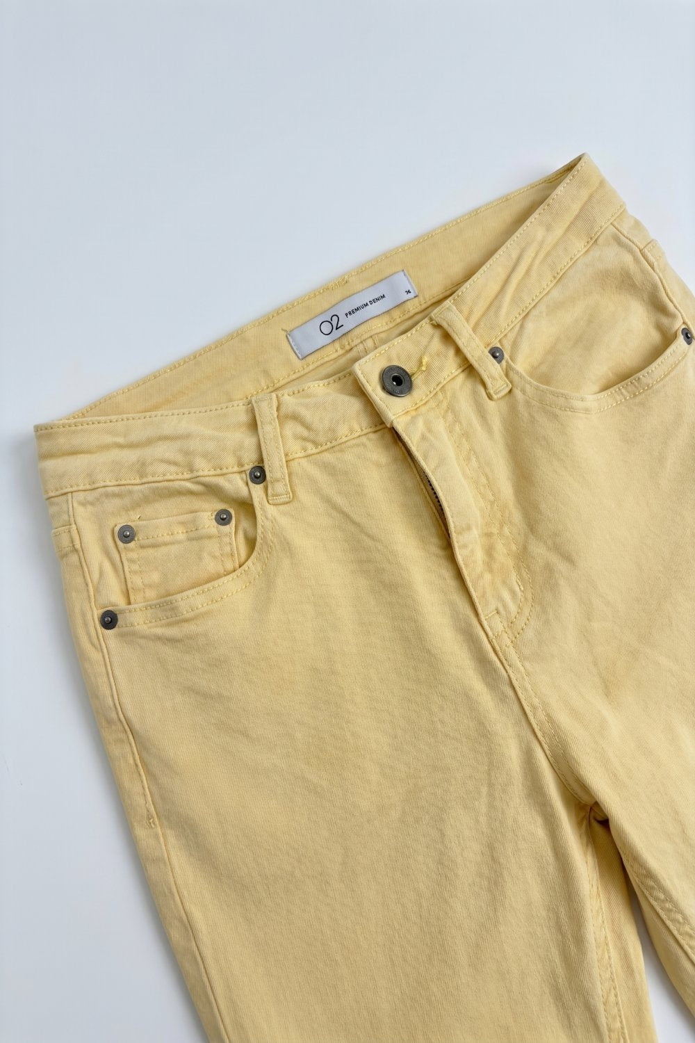 Jeans évasés avec bord brut en couleur jaune