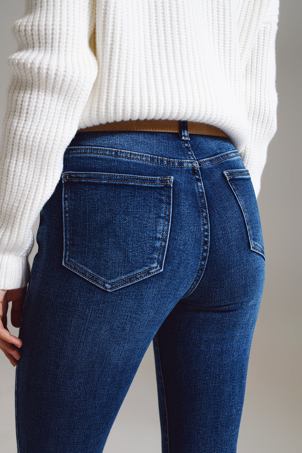 Jeans évasés avec ourlet orné