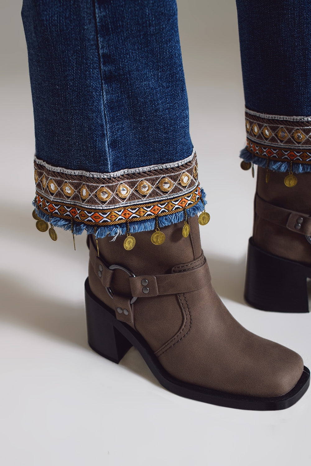 Jeans évasés avec ourlet orné