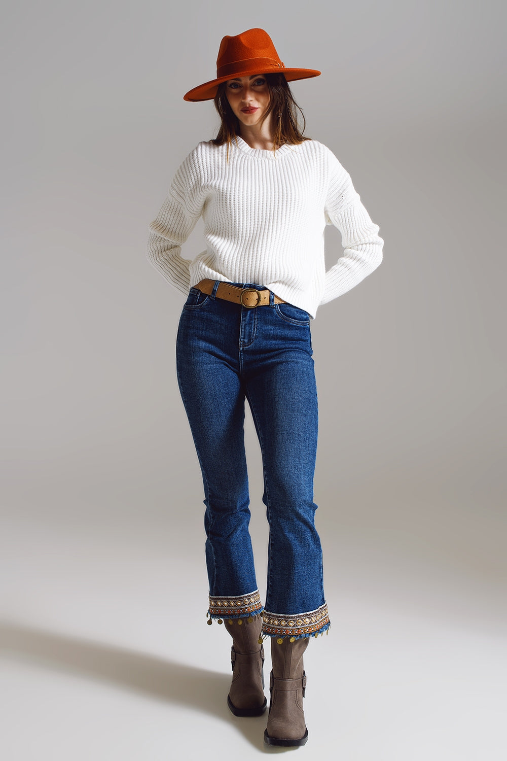 Jeans évasés avec ourlet orné