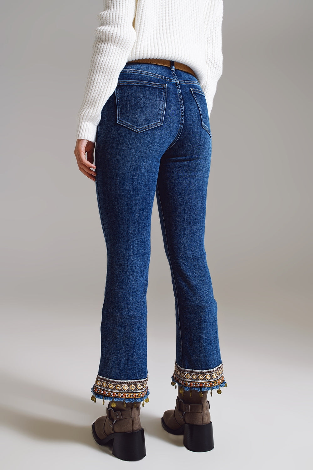 Jeans évasés avec ourlet orné