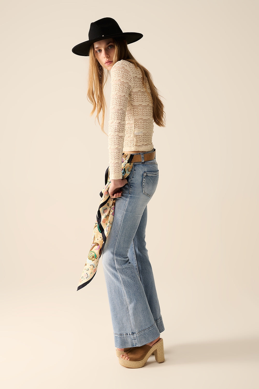 jeans évasés en délavé clair fabriqués en denim de haute qualité