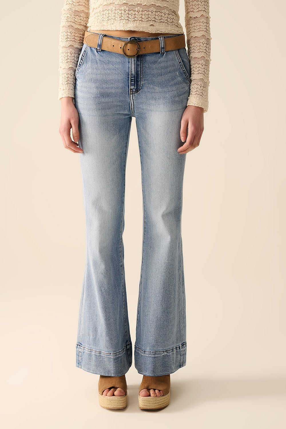 jeans évasés en délavé clair fabriqués en denim de haute qualité