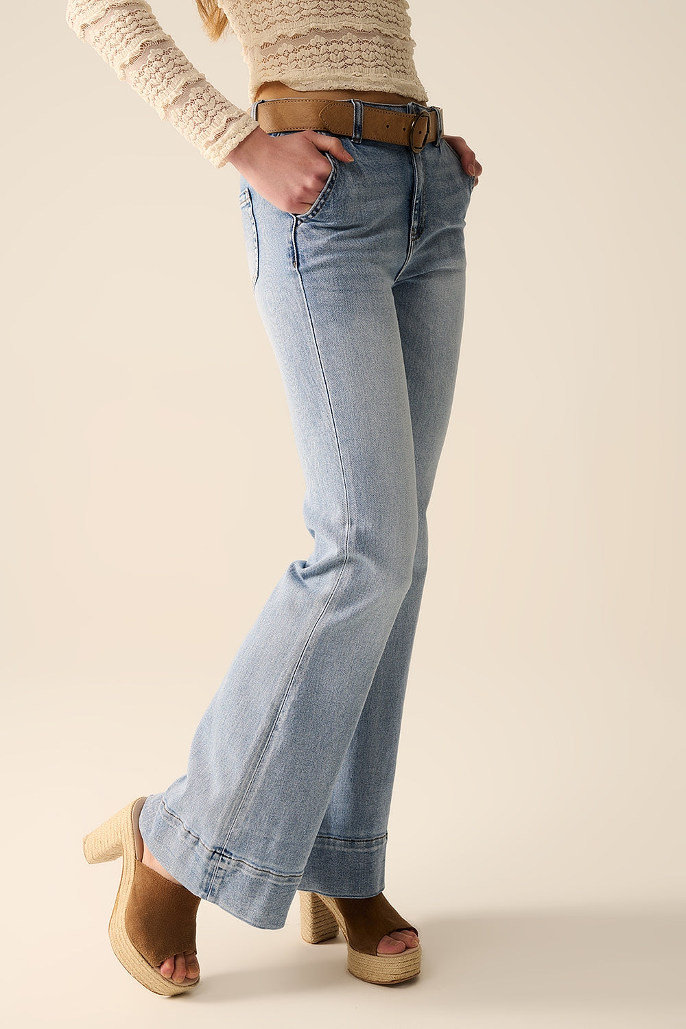 jeans évasés en délavé clair fabriqués en denim de haute qualité