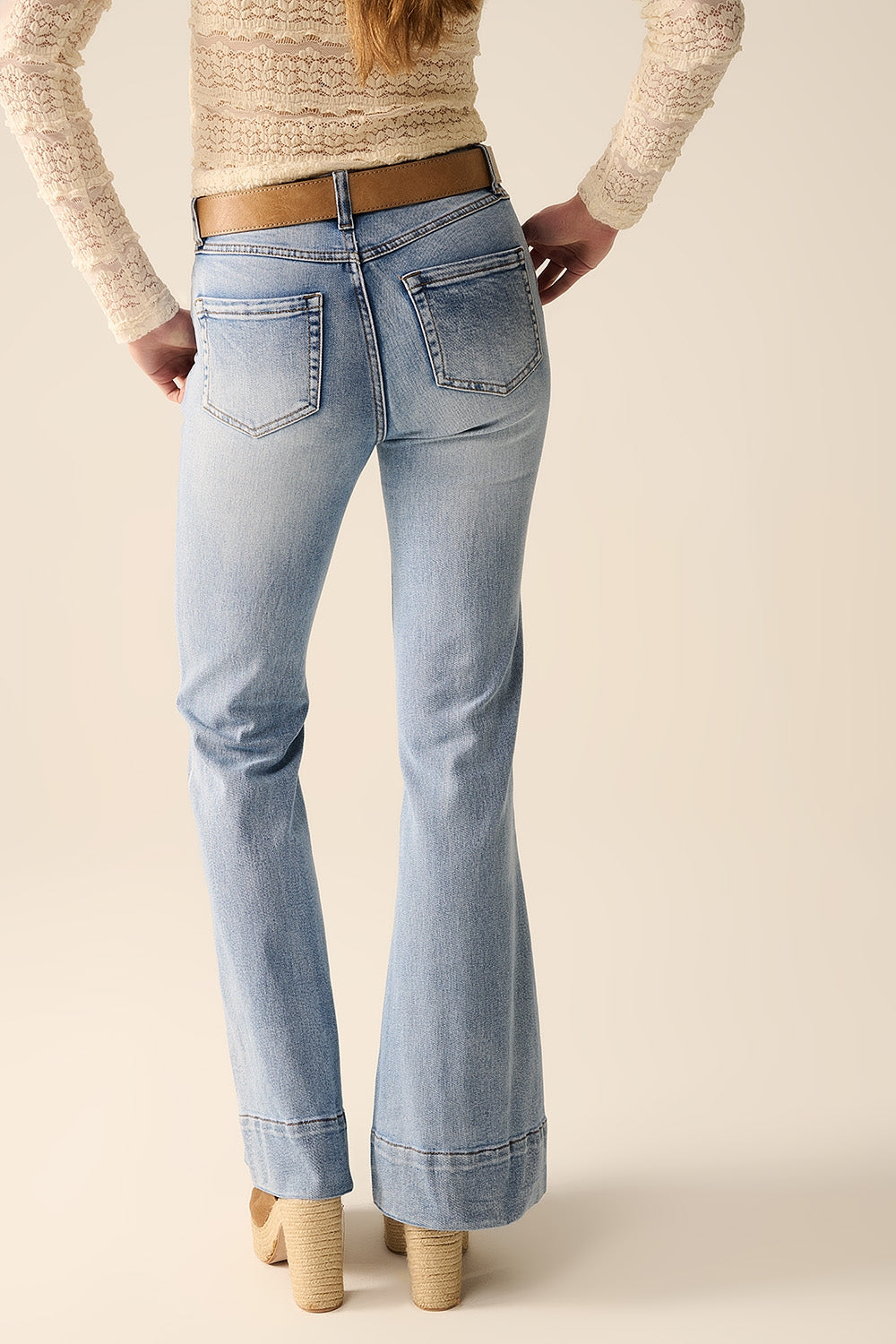 jeans évasés en délavé clair fabriqués en denim de haute qualité