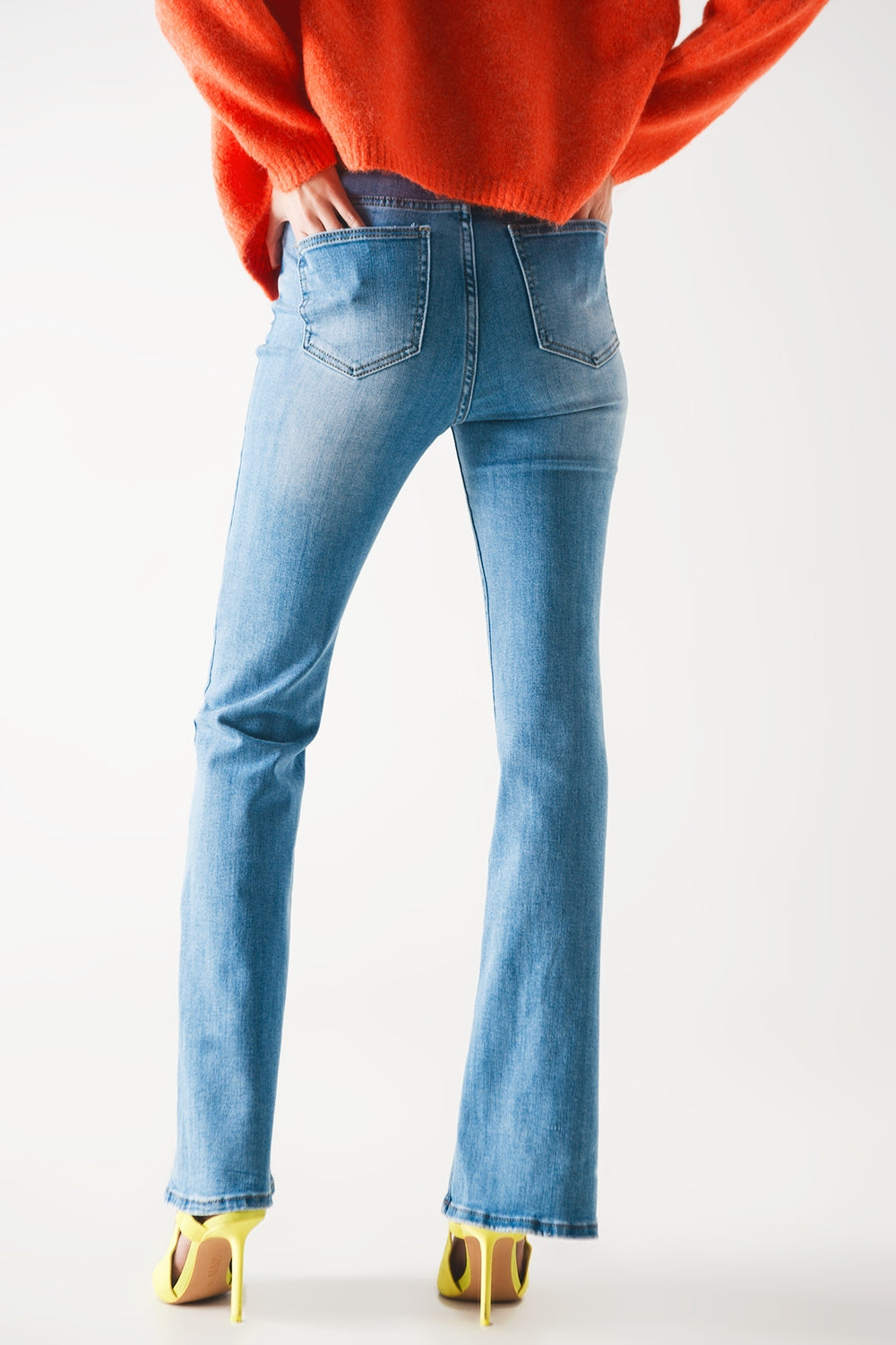 Jeans évasés taille haute des années 70 en denim extensible délavé clair