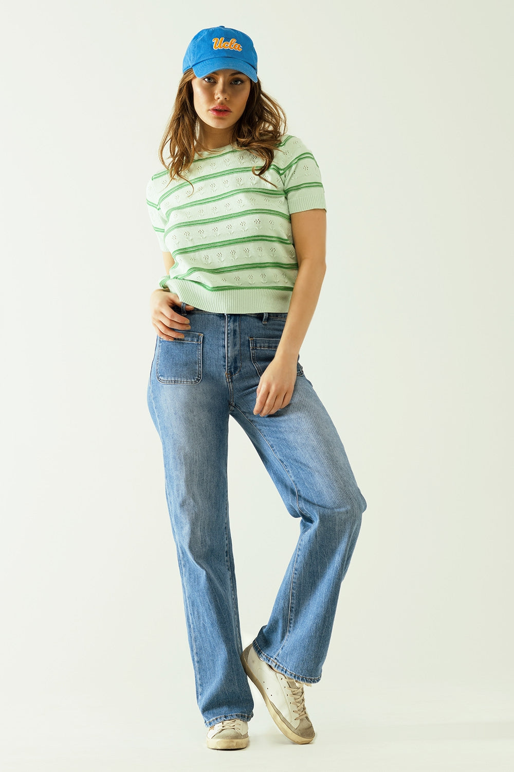 Jeans jambes larges avec fermeture frontale par boutons métalliques et poches frontales