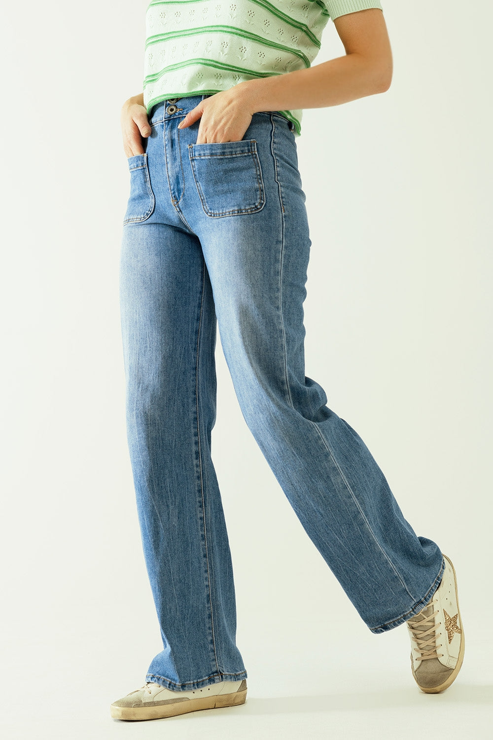 Jeans jambes larges avec fermeture frontale par boutons métalliques et poches frontales