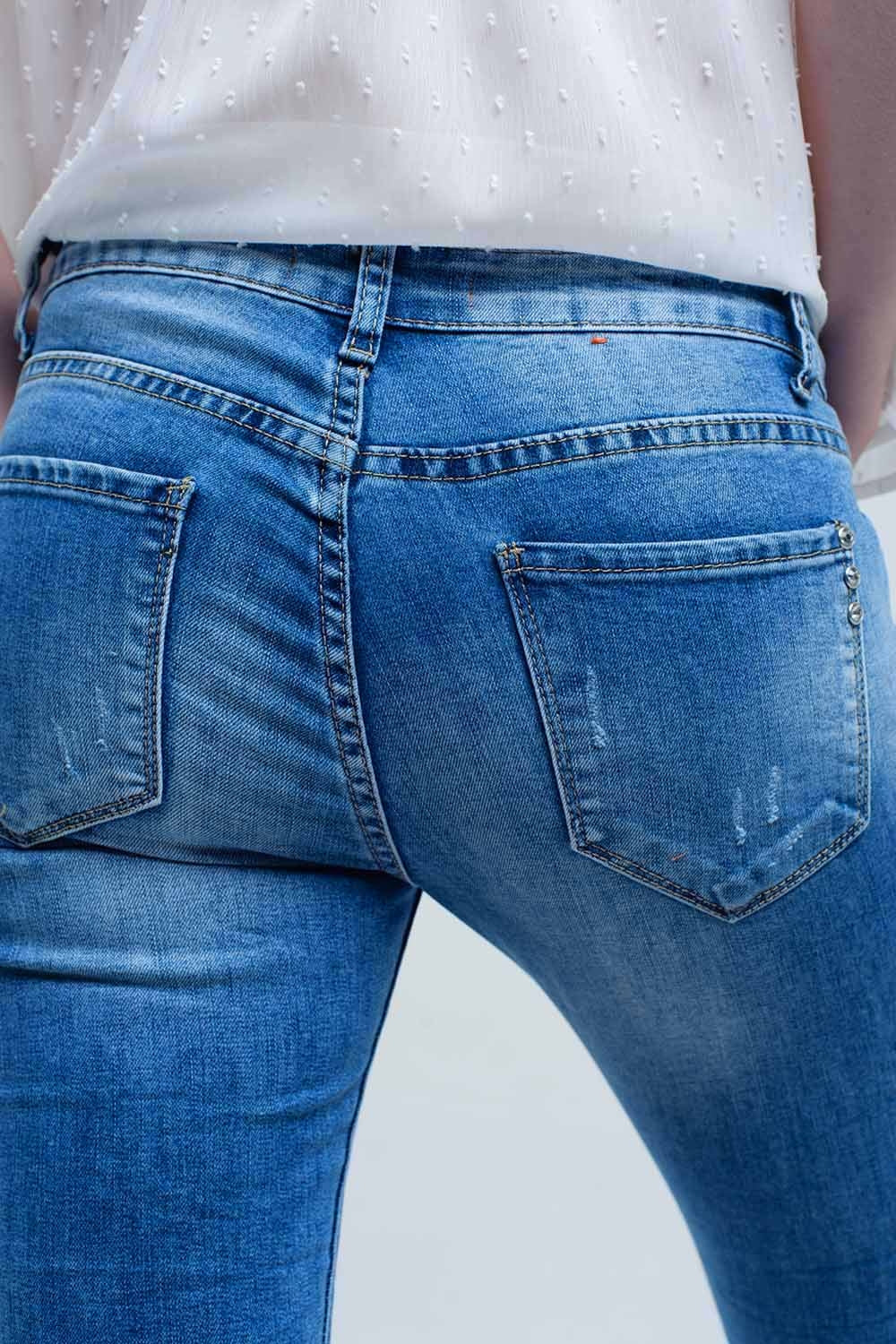 Jeans skinny à lavage moyen avec déchirures