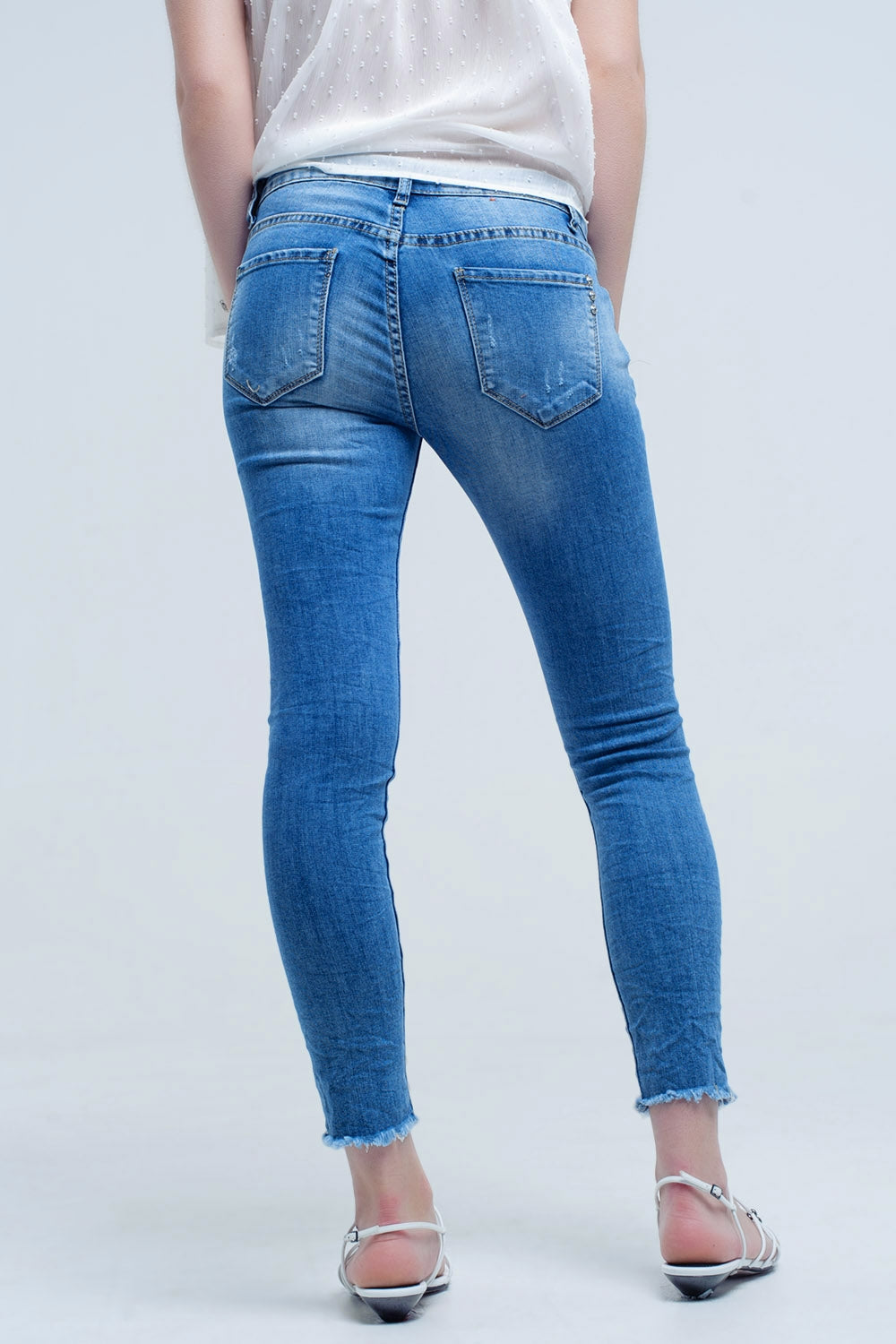 Jeans skinny à lavage moyen avec déchirures