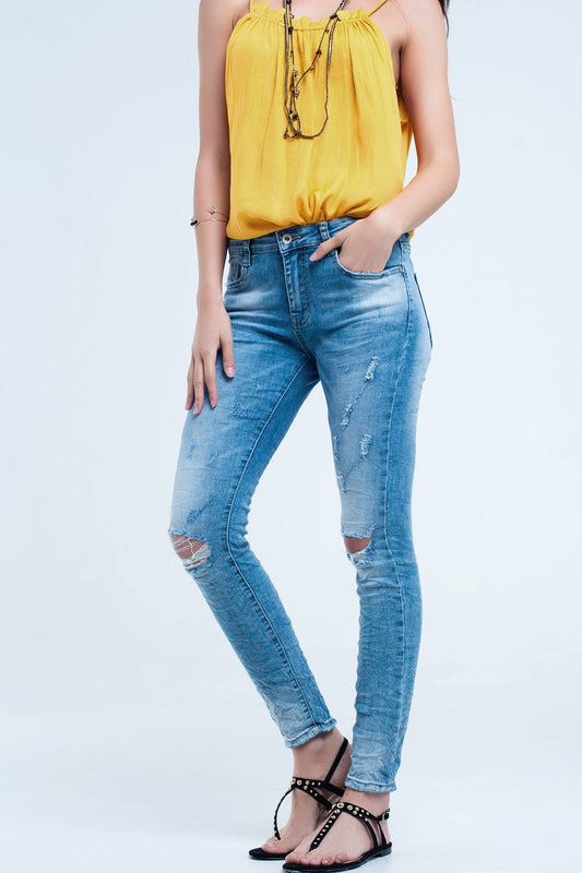 Q2 Jeans skinny à mi-lavage avec déchirures au genou